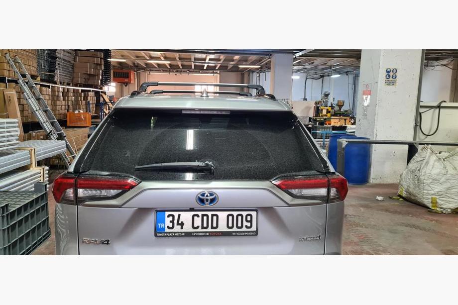 Toyota Rav 4 2019–2025 Priečne nosníky na integrované strešné lyžiny Strong (2 ks) Čierna Fotografia 4