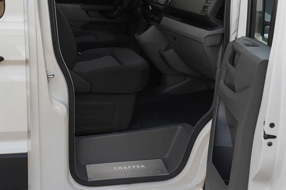 Volkswagen Crafter 2006–2016 Chrómové vnútorné prahové lišty (Carmos V2) Image