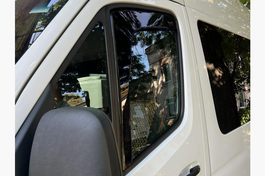 Mercedes Sprinter W907/W910 2018– Okenné deflektory vkladané (2 ks, Heko) Image