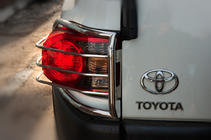 Toyota FJ Cruiser 2006–2022 Ochranné kryty zadných svetiel z nehrdzavejúcej ocele (2 ks) fotografia 3